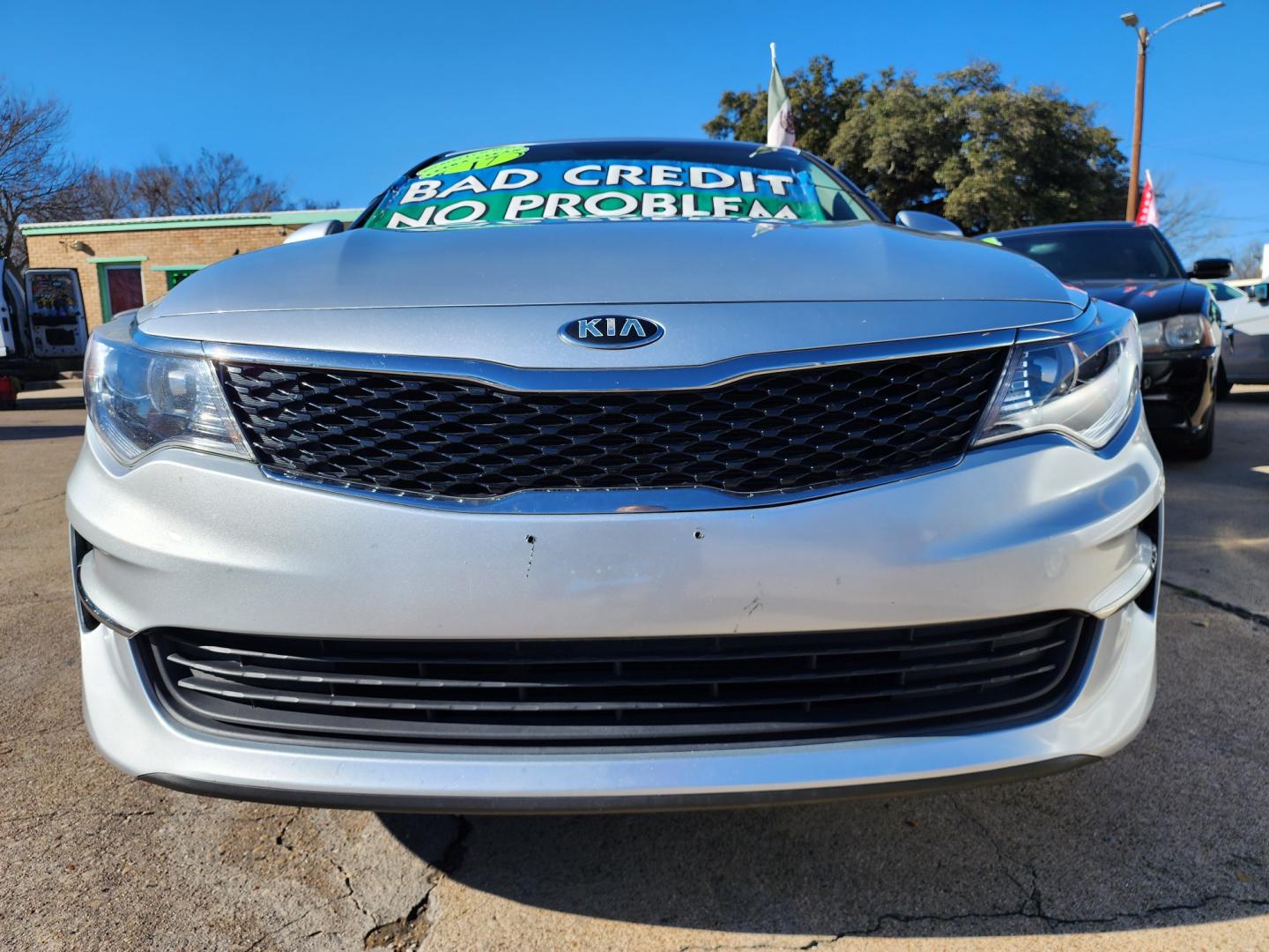 2017 SILVER /BLACK Kia Optima LX (5XXGT4L3XHG) with an 2.4L L4 DOHC 16V engine, 6A transmission, located at 2660 S.Garland Avenue, Garland, TX, 75041, (469) 298-3118, 32.885551, -96.655602 - Photo#9